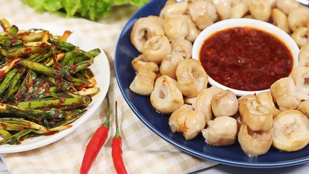 Khấu linh nướng ăn kèm kim chi hẹ