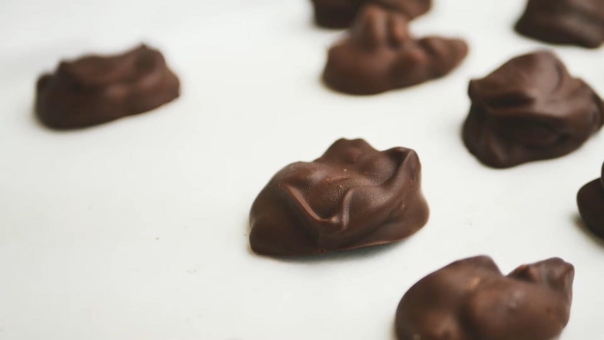 Cần chuẩn bị những nguyên liệu gì để làm kẹo socola đậu phộng?
