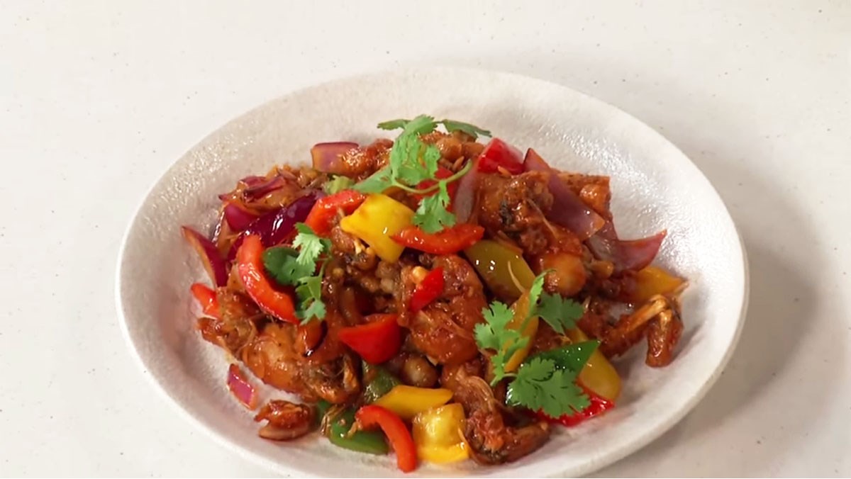 What are the ingredients and steps to make ếch sốt chua ngọt, a dish with sweet and sour sauce?