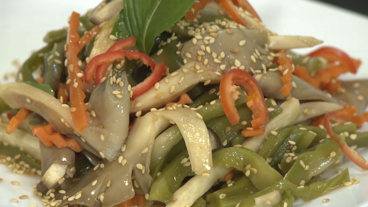 Gỏi tiến vua hải sản là một món ăn truyền thống của Việt Nam?
