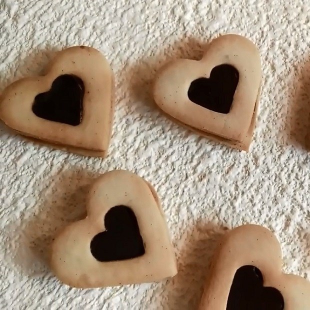Bánh quy trái tim là món quà tuyệt vời cho người thân của bạn. Với hương vị thơm ngon cùng hình dáng đáng yêu, chúng sẽ chinh phục cả những người khó tính nhất. Hãy xem bức ảnh trái tim bánh quy của chúng tôi để cảm nhận sự ngọt ngào và lãng mạn!