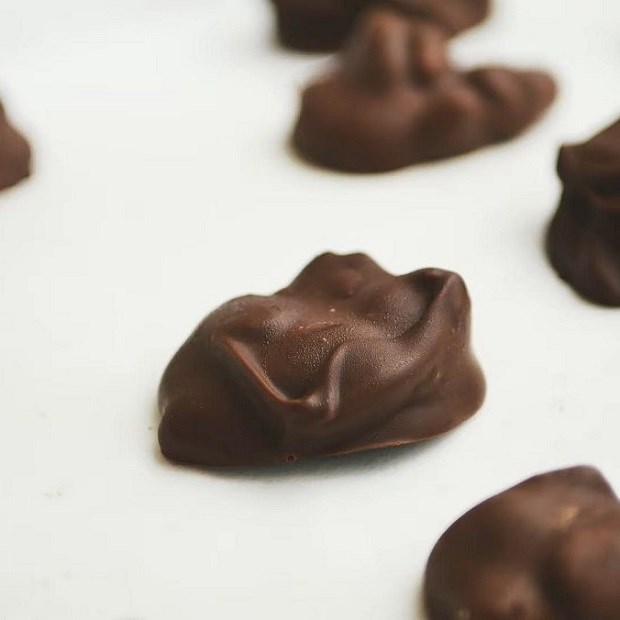Cách làm kẹo socola đậu phộng giòn giòn cả nhà đều thích