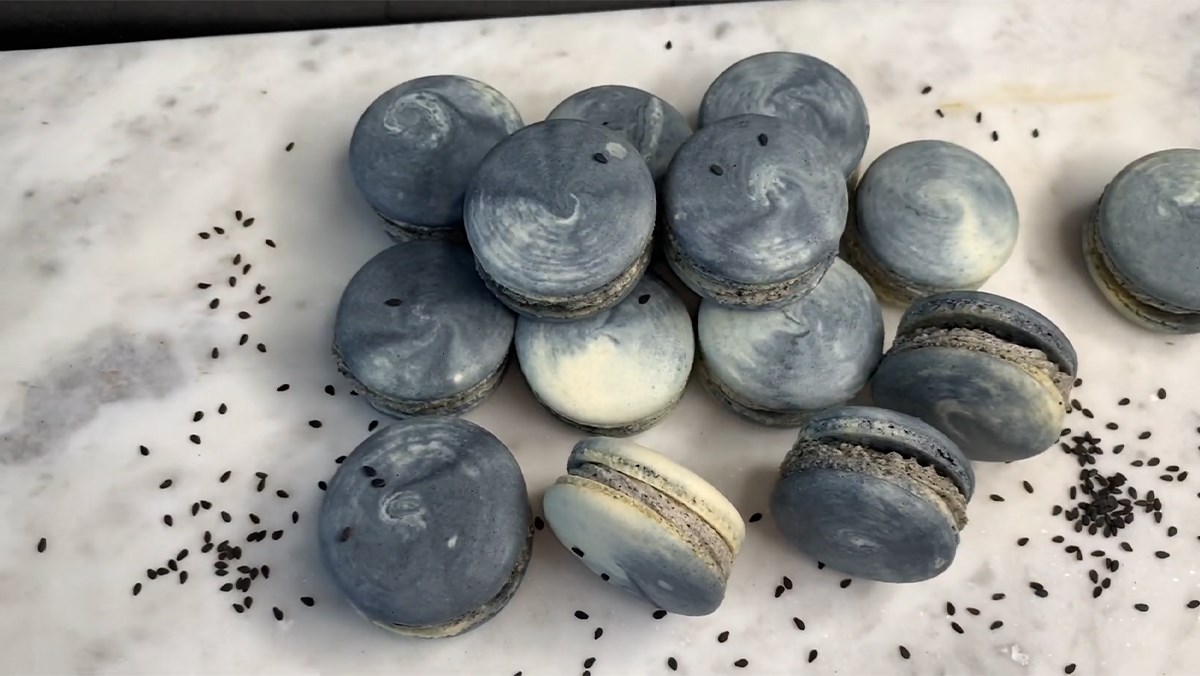 Bánh macaron Pháp mè đen