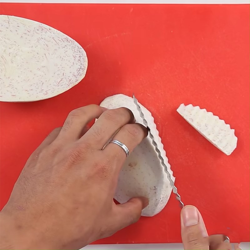 Bước 1 Cắt khoai môn Snack khoai môn lắc phô mai