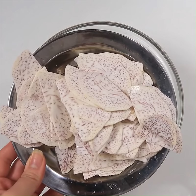 Bước 1 Cắt khoai môn Snack khoai môn chiên giòn