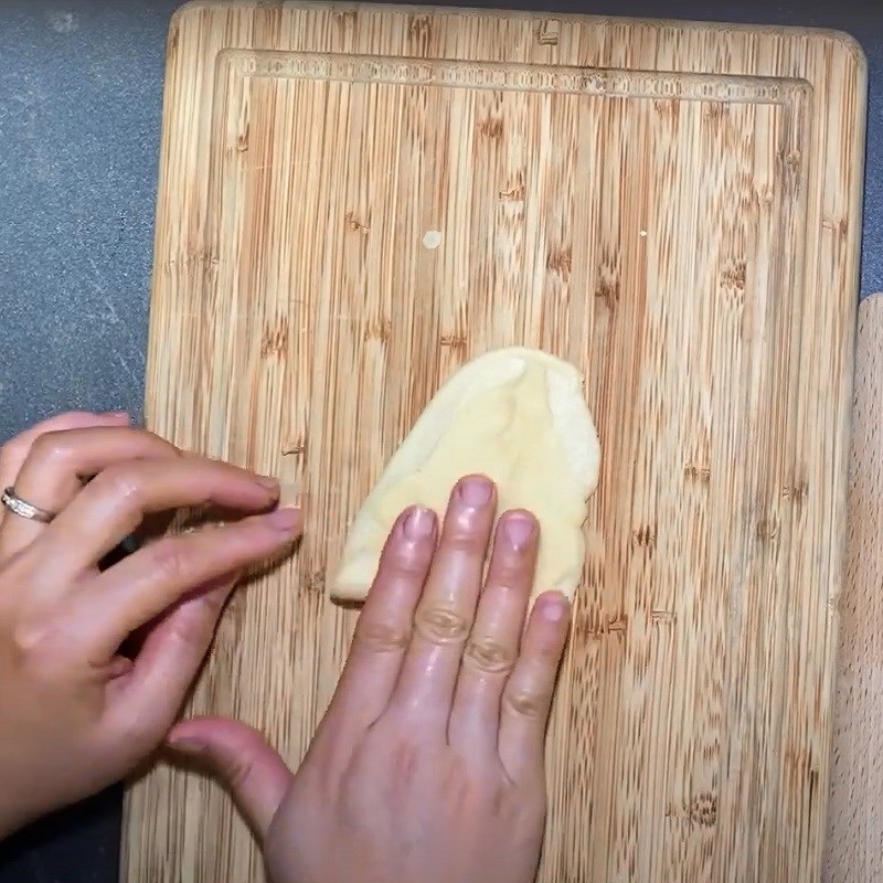 Bước 4 Cán bột bánh ngàn lớp Bánh hạt dẻ sapa nướng