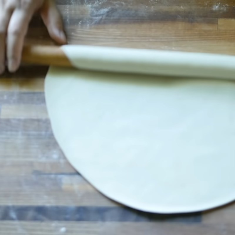 Bước 4 Cán bột và cuộn nhân Bánh cuốn nhân tôm