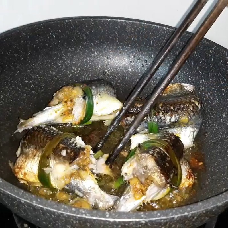 Bước 5 Chiên cá Cá chuồn chiên củ nén
