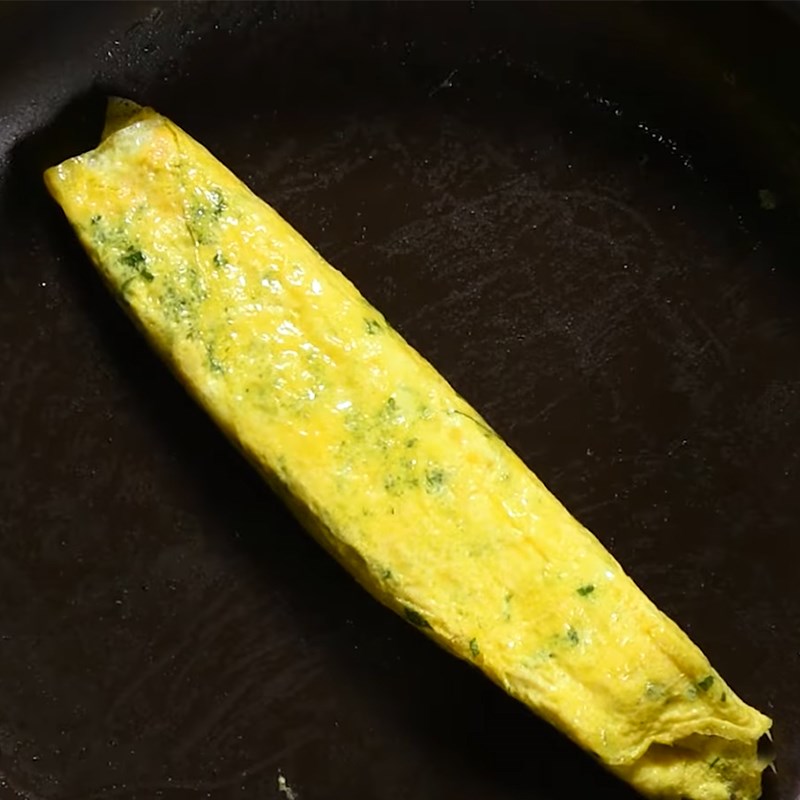 Cách làm trứng cuộn cải bó xôi (rau bina) mềm mịn cho bé