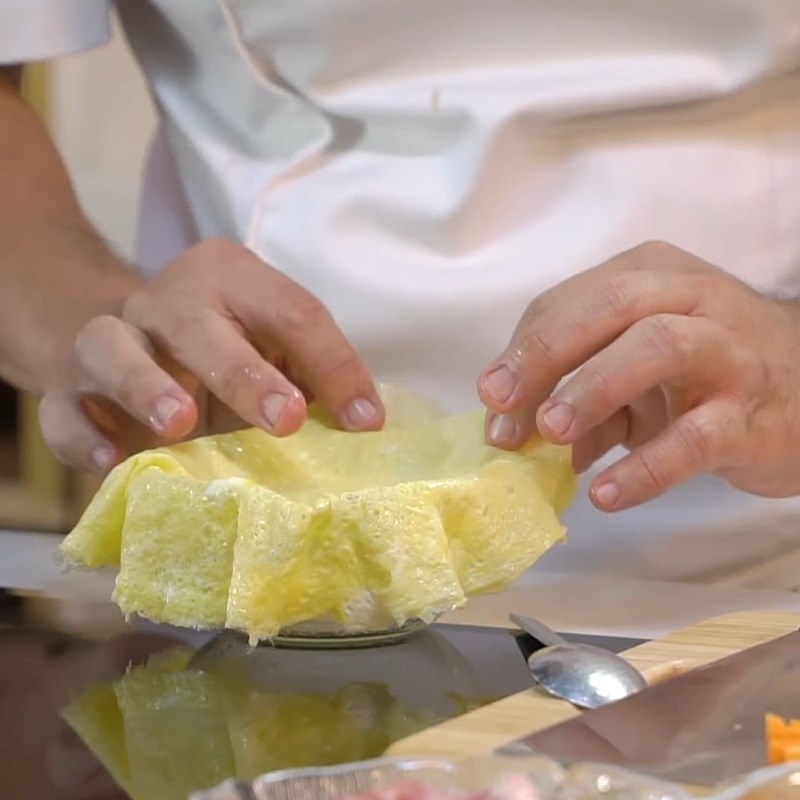 Bước 2 Chiên trứng và xào hỗn hợp tôm thịt Cơm chiên hoàng bào