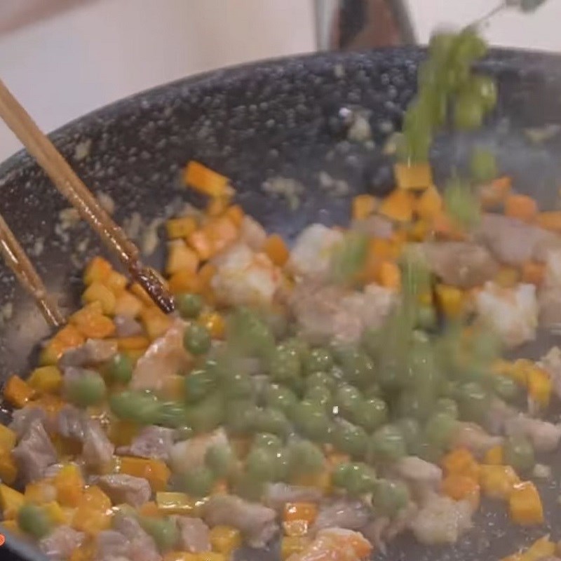 Bước 2 Chiên trứng và xào hỗn hợp tôm thịt Cơm chiên hoàng bào