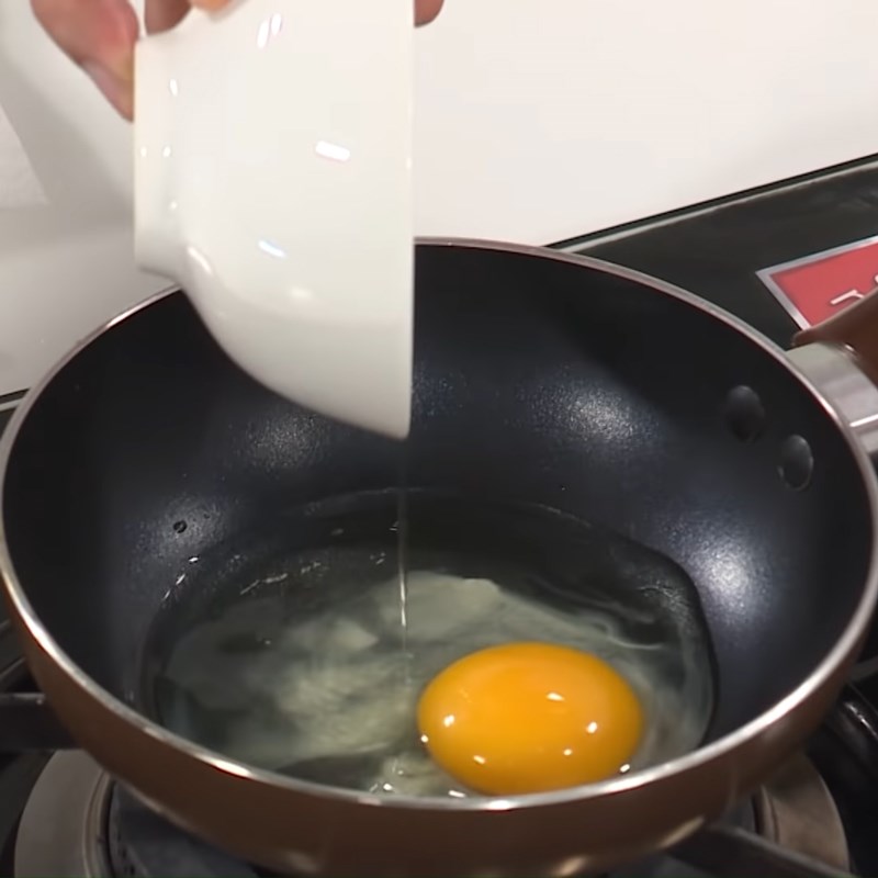 Bước 4 Chiên trứng và khoai lang Burger cua lột