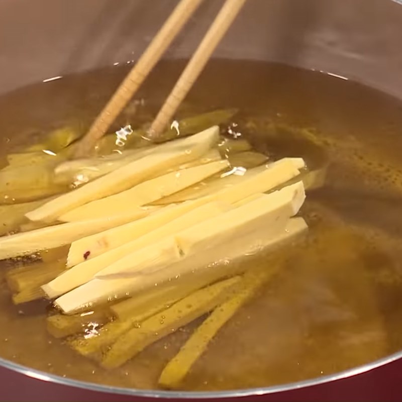 Bước 4 Chiên trứng và khoai lang Burger cua lột