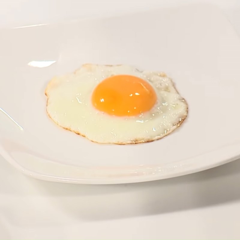 Bước 4 Chiên trứng và khoai lang Burger cua lột