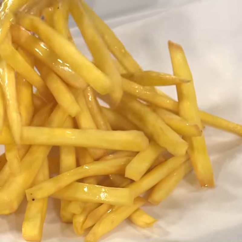 Bước 4 Chiên trứng và khoai lang Burger cua lột