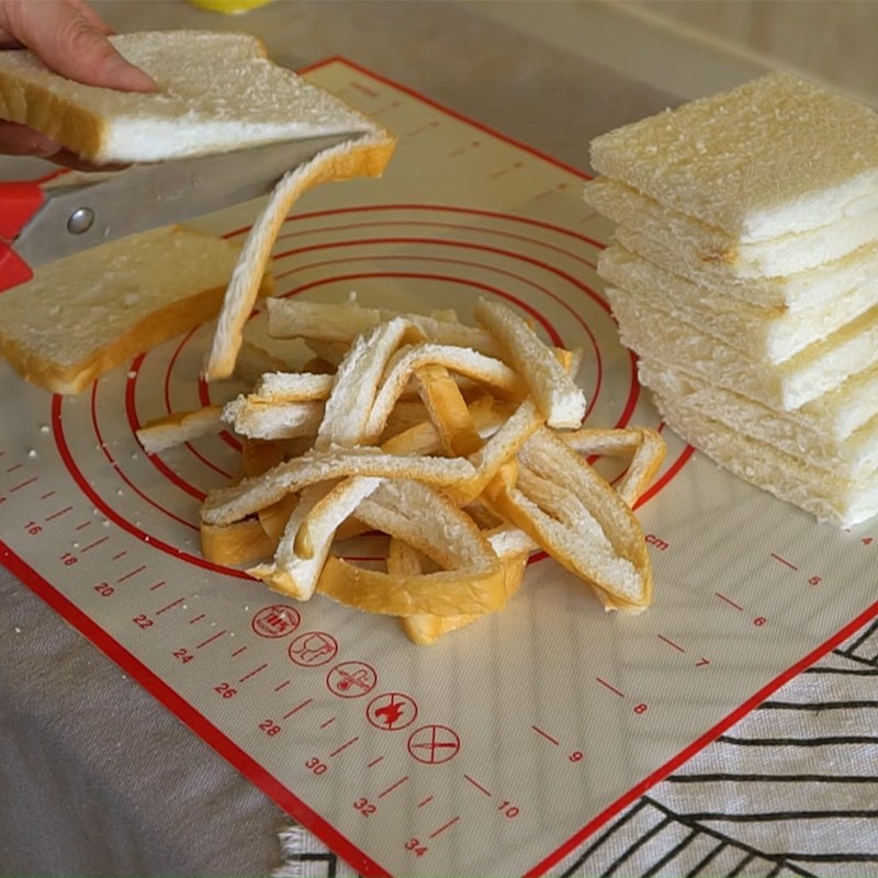 Bước 2 Chuẩn bị bánh mì sandwich Sandwich cuộn chà bông