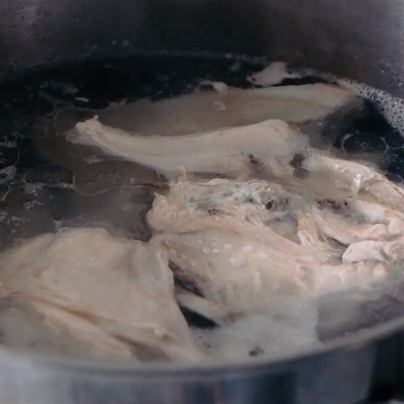 Bước 1 Nấu nước dùng gà Cơm gà lá dứa