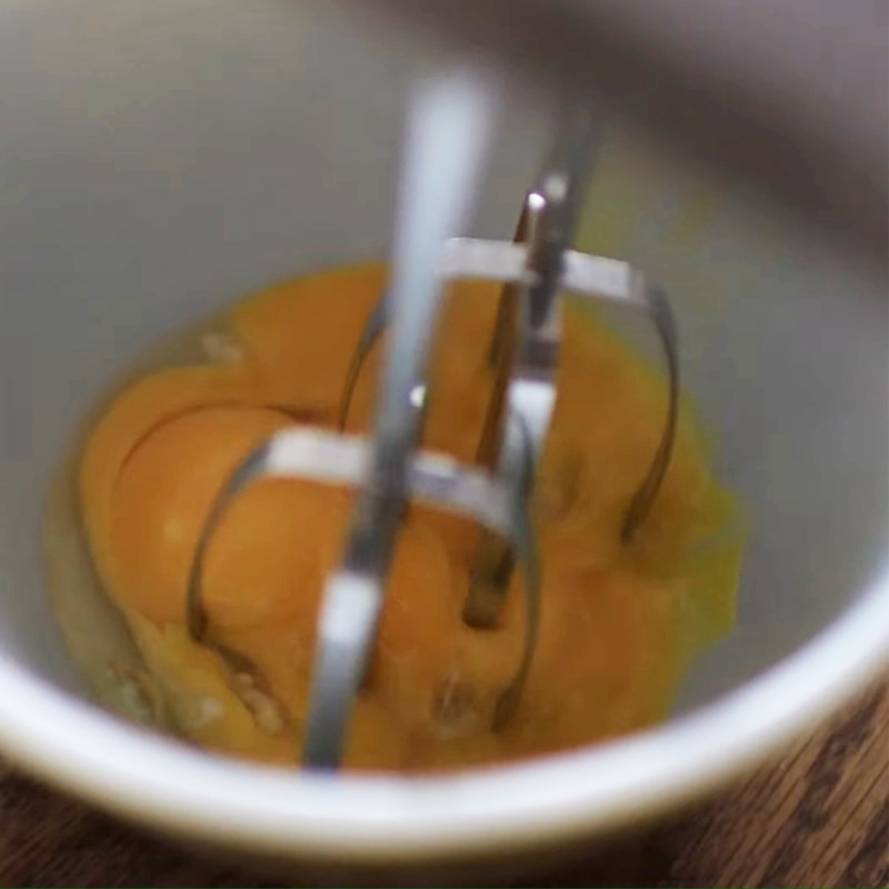 Bước 2 Đánh trứng Mousse dừa chocolate thạch xoài