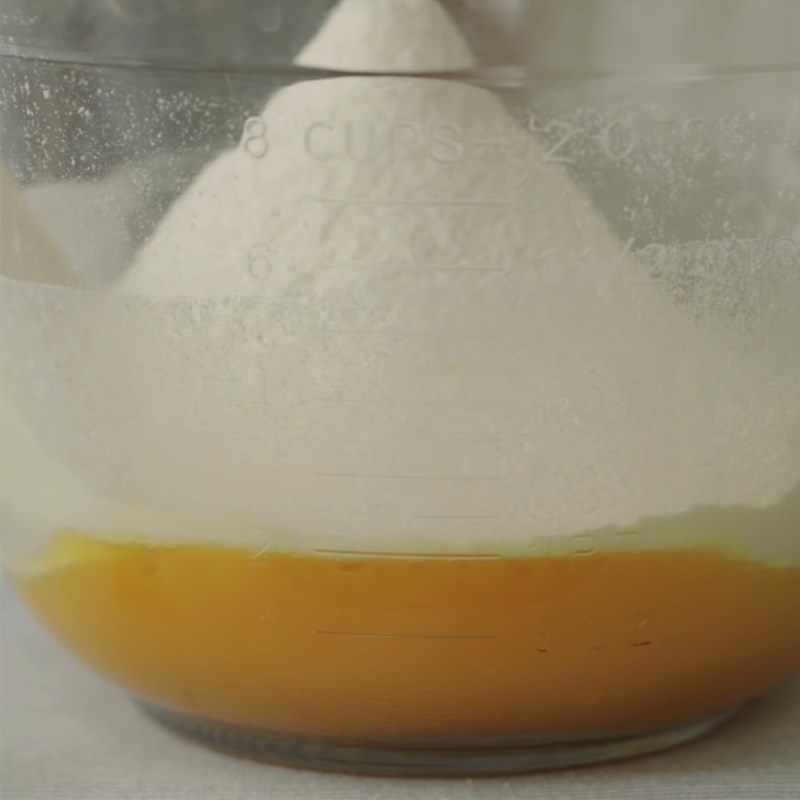 Bước 2 Đánh trứng sữa Bánh crepe ngàn lớp việt quất
