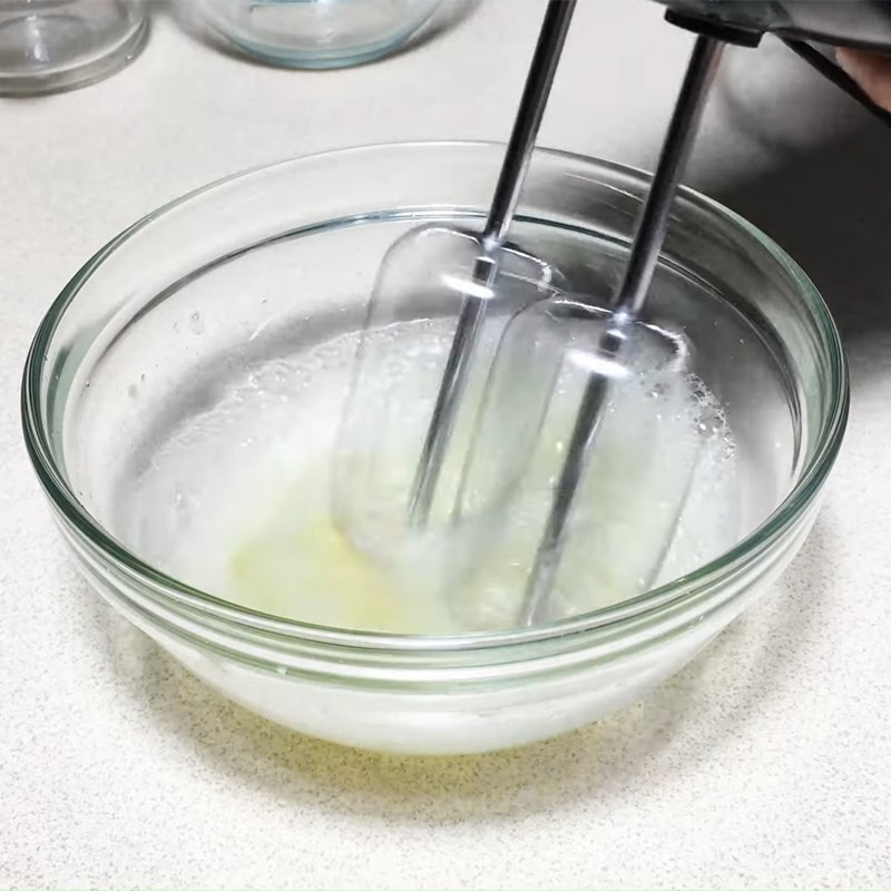 Bước 3 Đánh bông lòng trắng trứng Bánh bông lan hạnh nhân sữa chua Hy Lạp