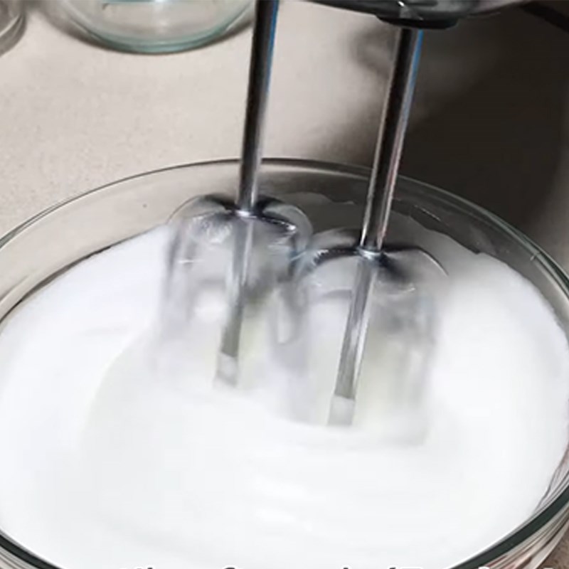 Bước 3 Đánh bông lòng trắng trứng Bánh bông lan hạnh nhân sữa chua Hy Lạp