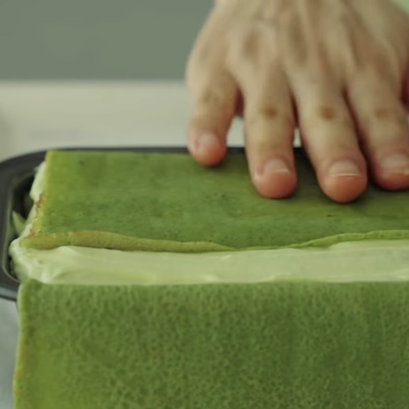 Bước 7 Đổ khuôn và trang trí Bánh crepe cuộn matcha