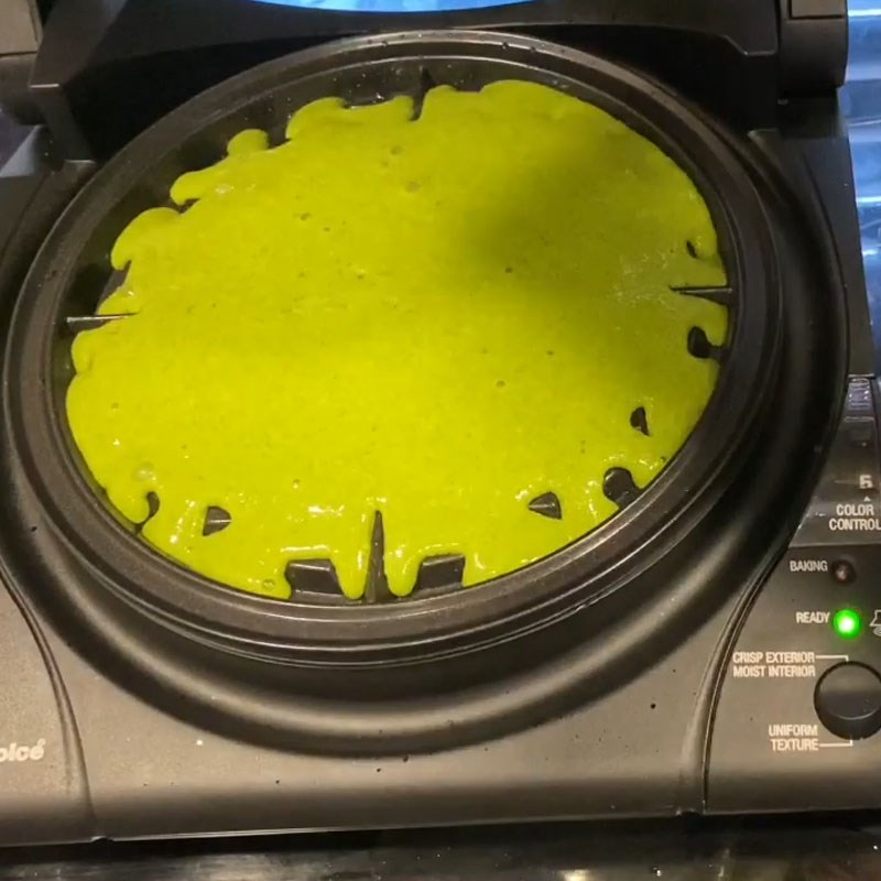 Bước 3 Đổ khuôn bánh Bánh waffle yến mạch