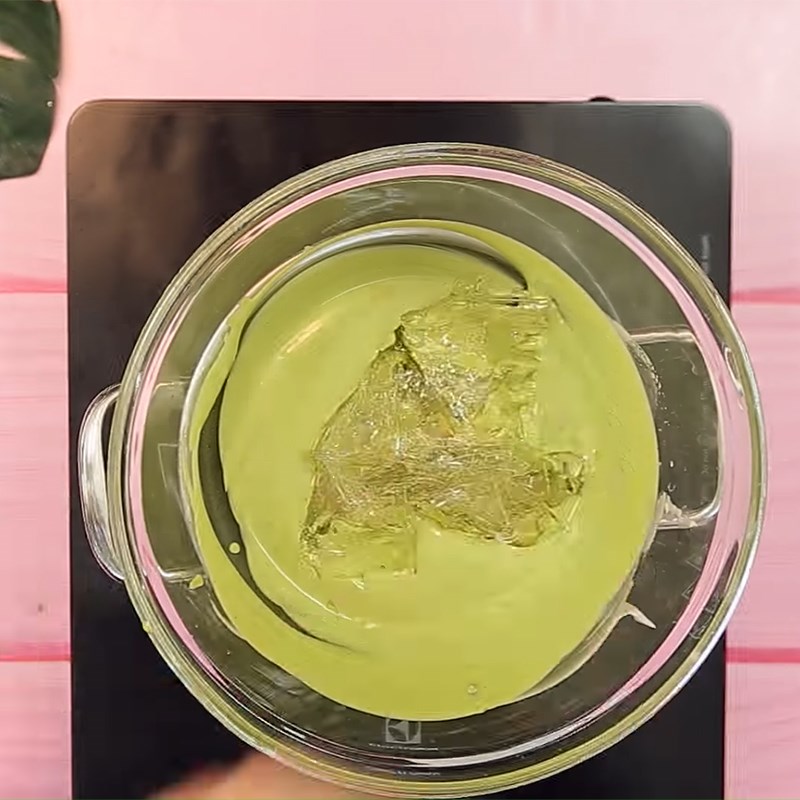 Bước 1 Đun chảy socola matcha Socola truffle Matcha trà xanh nhân dâu tây