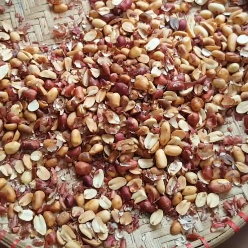 Cách 2 Giã lạc với rang muối Muối lạc