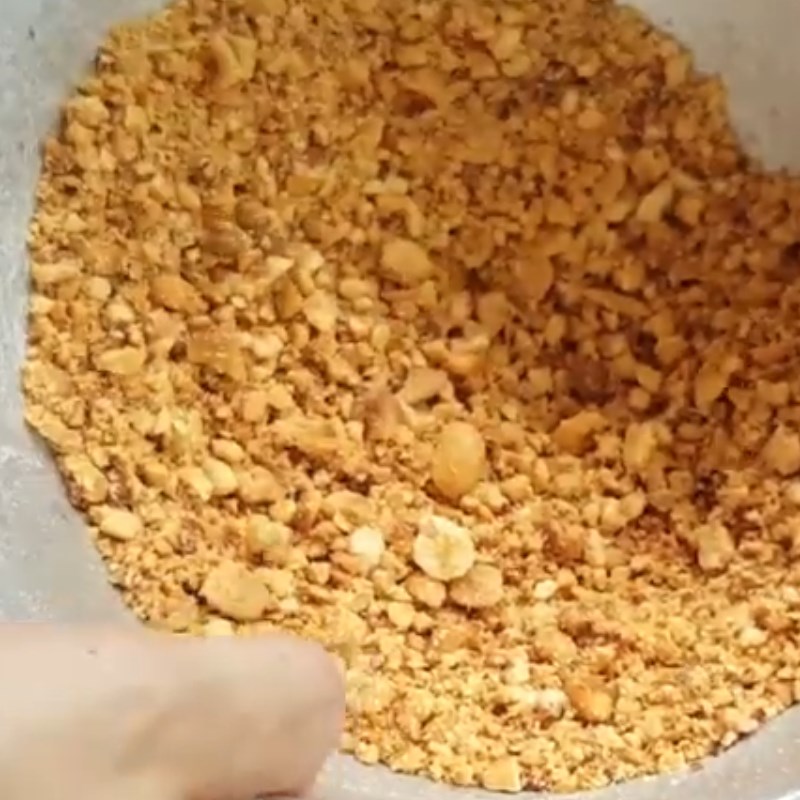 Bước 2 Giã lạc và rang muối Muối lạc