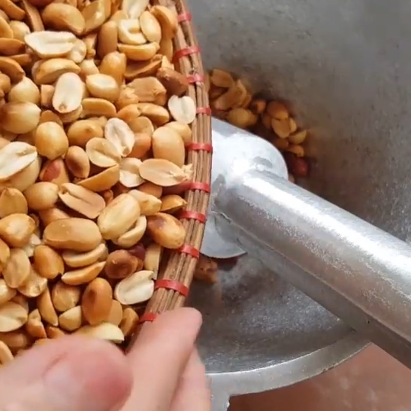 Bước 2 Giã lạc và rang muối Muối lạc