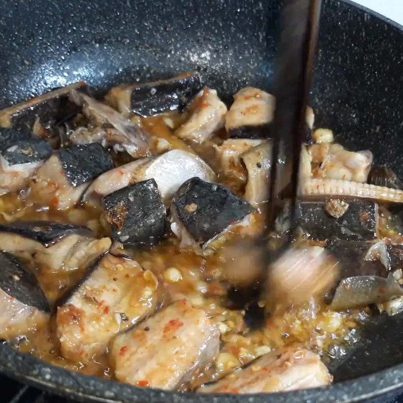 Bước 4 Rang thịt và xào cá Cá đuối om chuối đậu