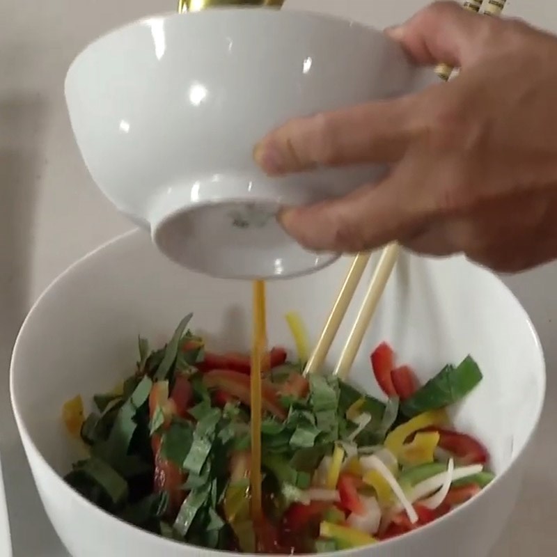 Bước 5 Hoàn thành salad Salad cá hồi húng quế