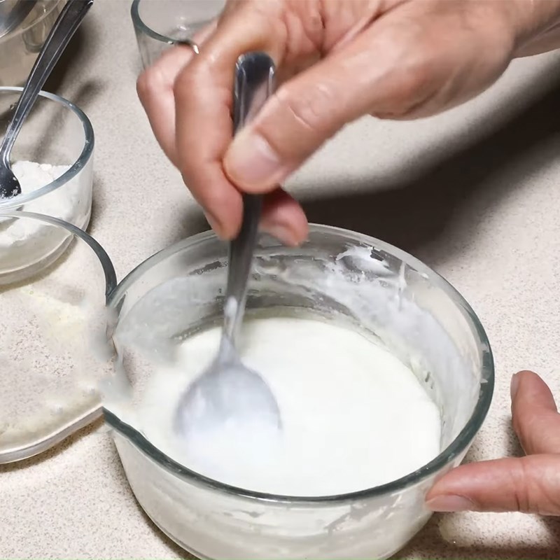 Bước 1 Khuấy hỗn hợp sữa chua Bánh bông lan hạnh nhân sữa chua Hy Lạp