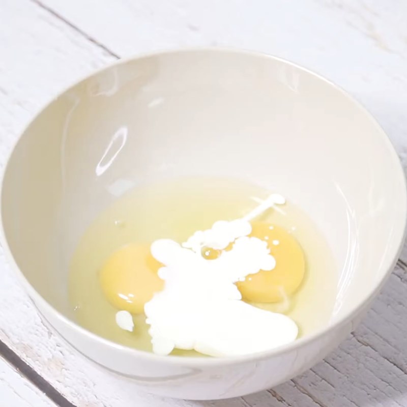 Bước 2 Làm hỗn hợp trứng Trứng chiên phô mai và cải bó xôi