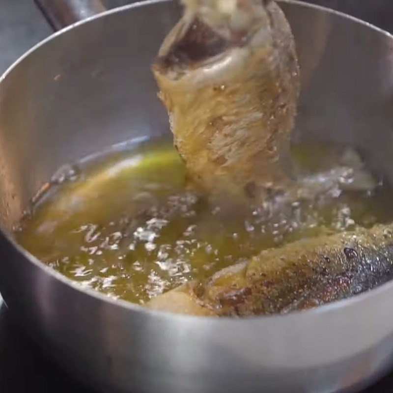 Bước 3 Chiên cá và rang dừa nạo Cơm hoa đậu biếc