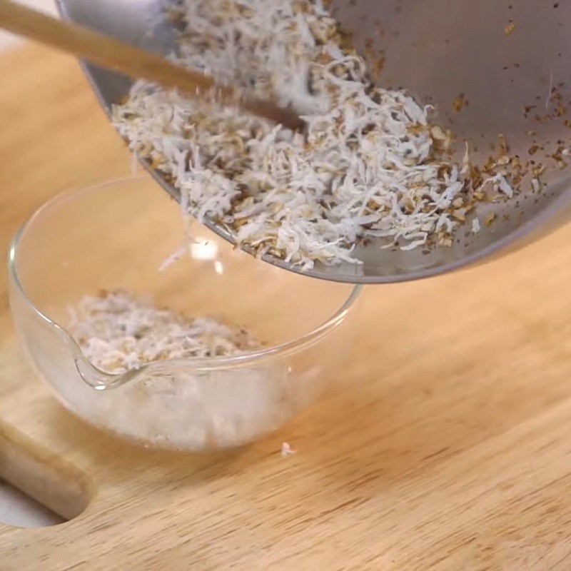 Bước 3 Chiên cá và rang dừa nạo Cơm hoa đậu biếc