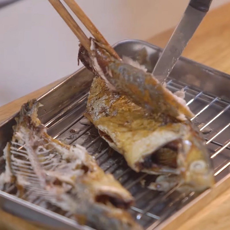 Bước 3 Chiên cá và rang dừa nạo Cơm hoa đậu biếc