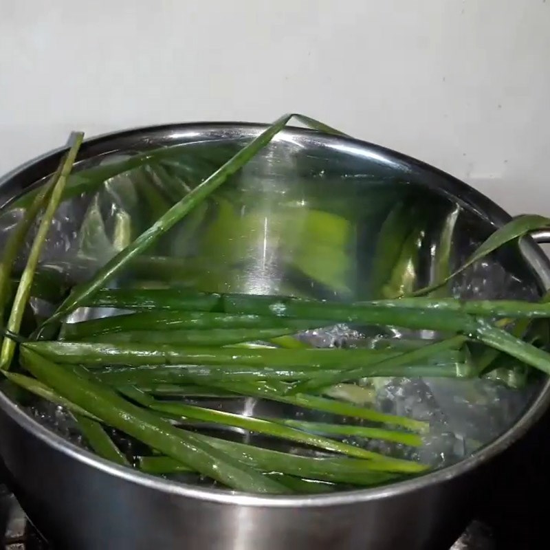 Bước 3 Luộc hành lá Cá chuồn chiên củ nén