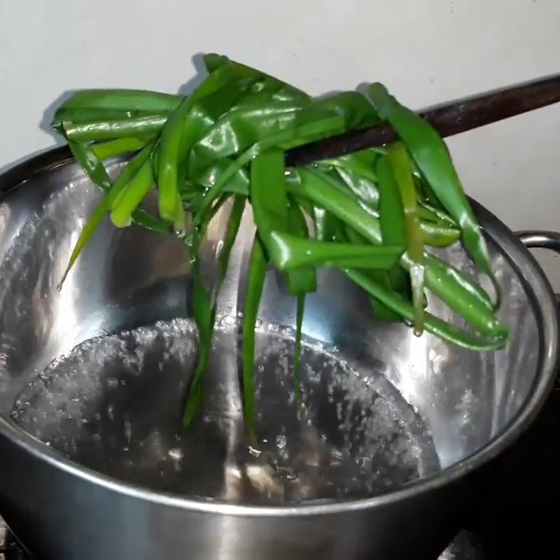 Bước 3 Luộc hành lá Cá chuồn chiên củ nén