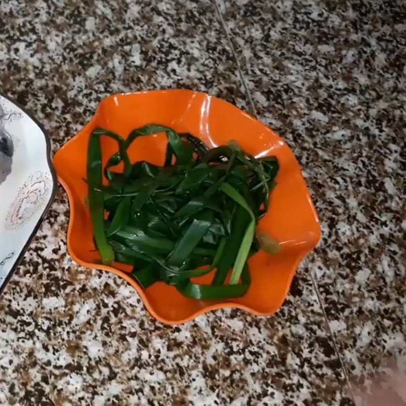 Bước 3 Luộc hành lá Cá chuồn chiên củ nén