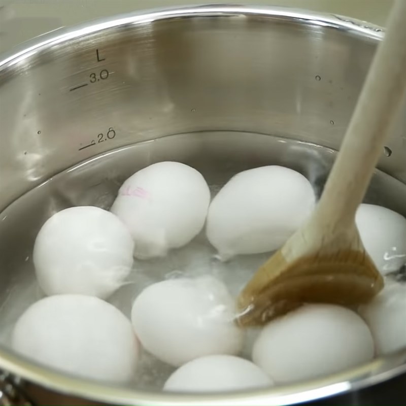 Bước 1 Luộc trứng Trứng kho nước tương