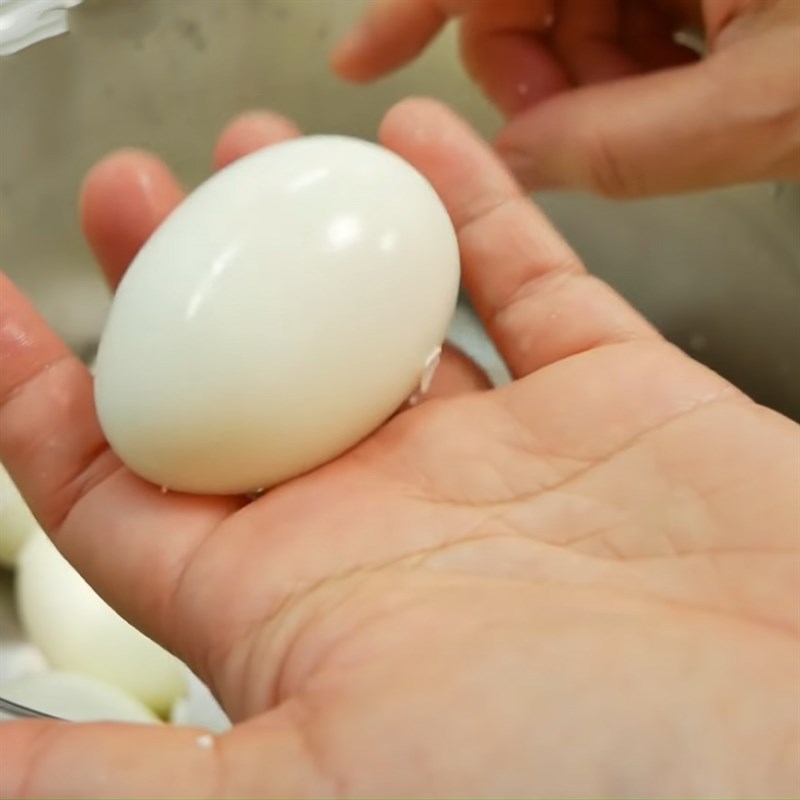 Bước 1 Luộc trứng Trứng kho nước tương