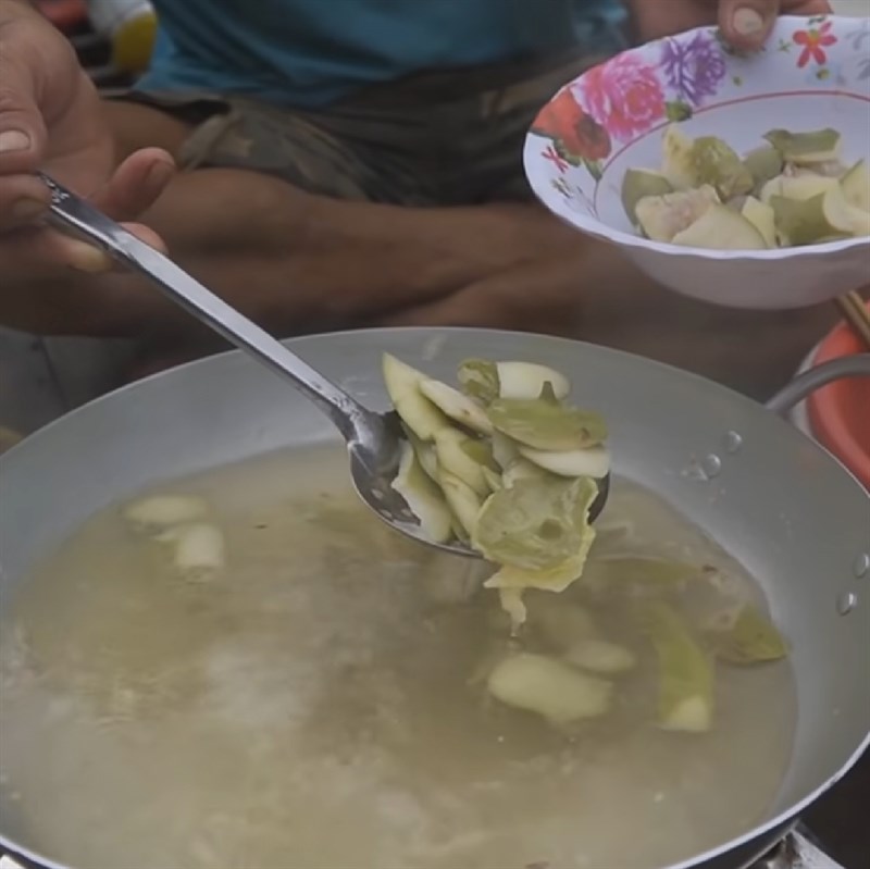 Bước 3 Nấu canh Cá ngát nấu canh chua