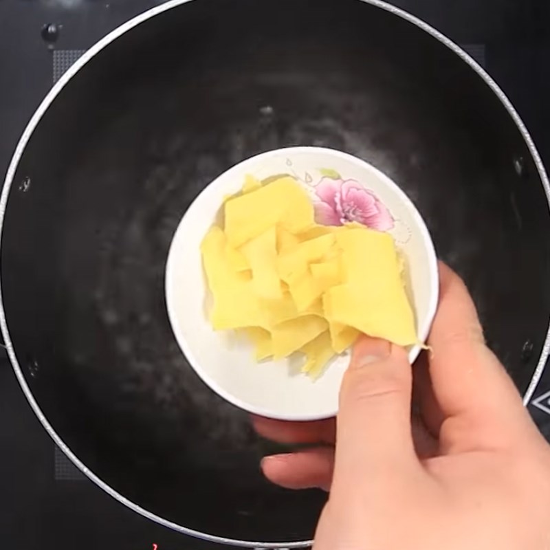 Bước 1 Nấu nước hấp Trứng vịt lộn hấp rau răm