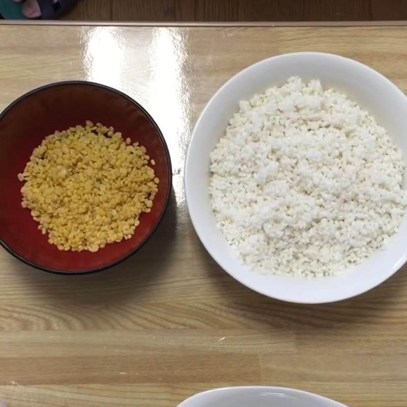 Bước 1 Ngâm nếp và đậu xanh Bánh khúc không có lá khúc