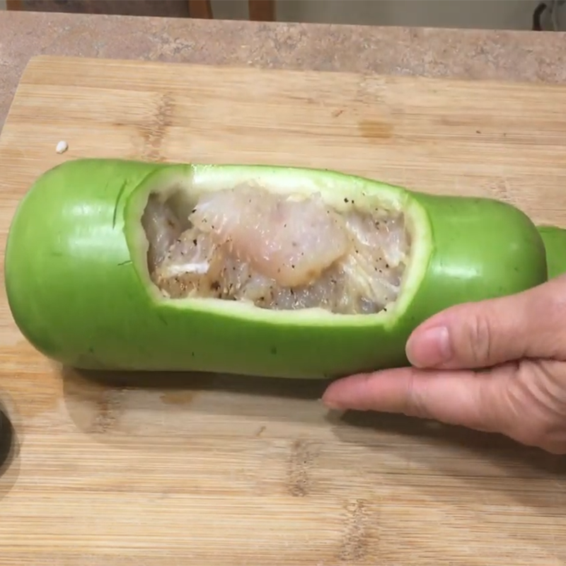 Step 3 Stuffing fish into the gourd for steamed basa fish