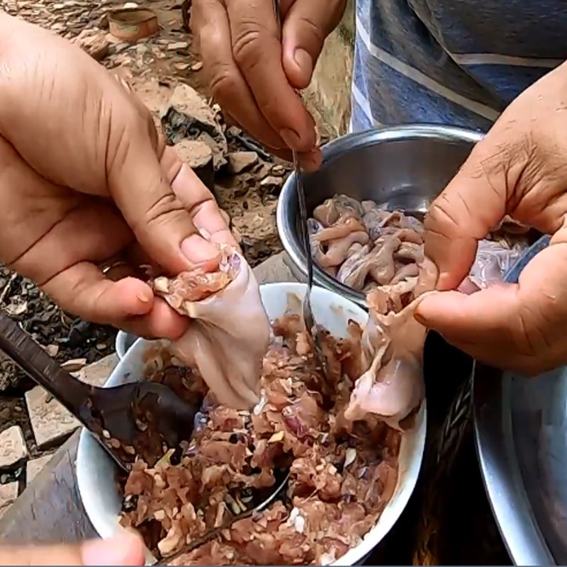 Bước 3 Nhồi và ướp bao tử cá Bao tử cá basa nhồi thịt nướng