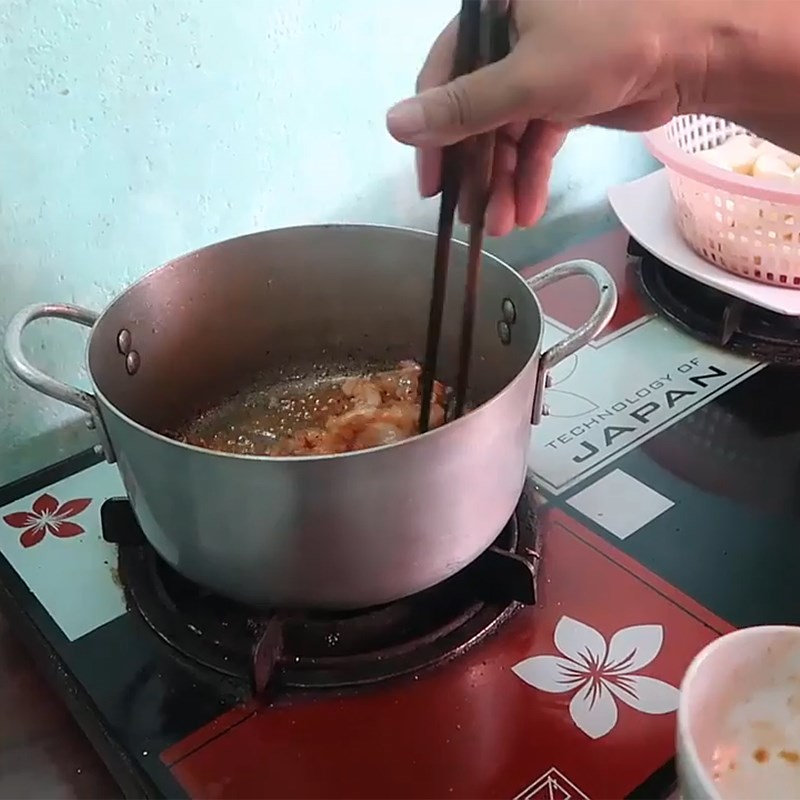 Bước 4 Xào tôm Canh củ từ nấu tôm