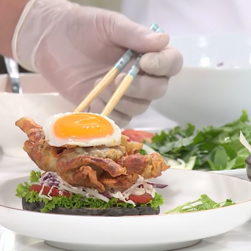 Bước 5 Pha sốt và hoàn thành Burger cua lột